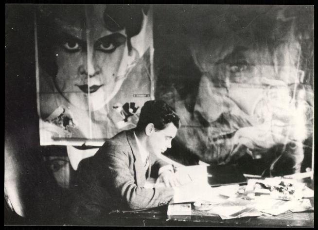 5694-B Ivens in werkkamer Amsterdam